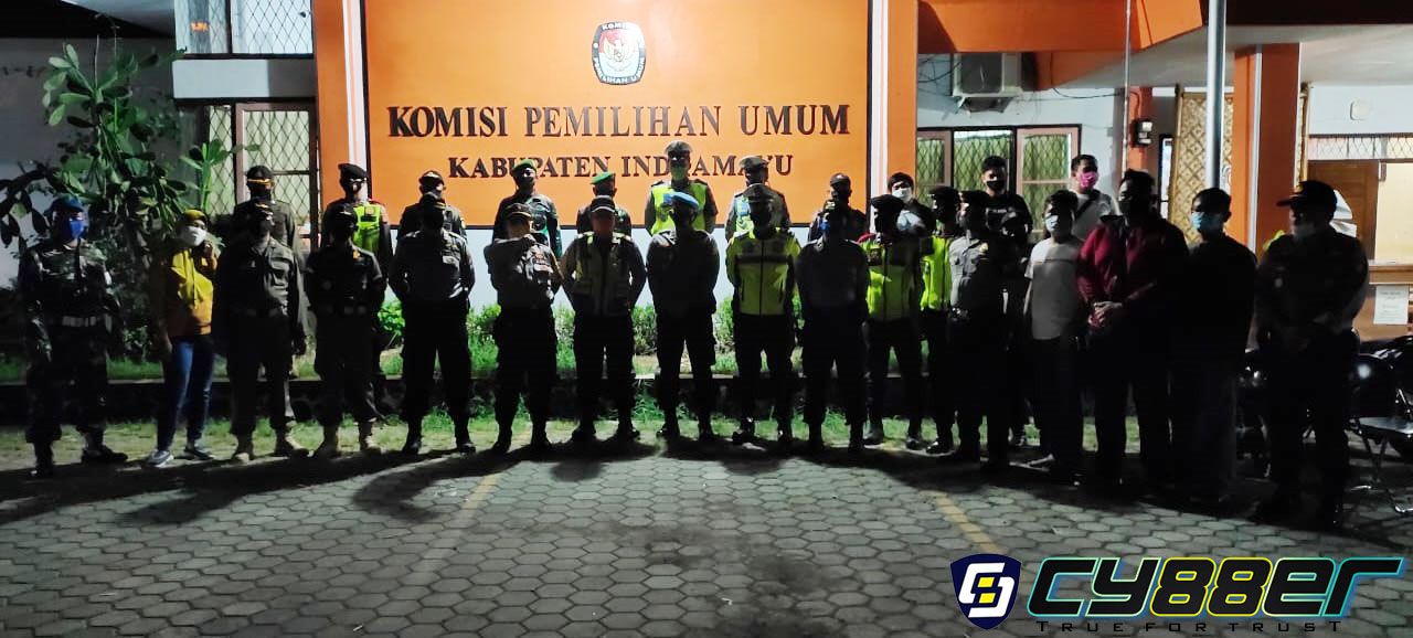 Sebanyak 2 Puluh Personil Polres Indramayu, Laksanakan Apel Malam di Halaman KPU 